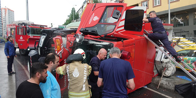 Şişli'de itfaiye aracı devrildi! Yaralılar var