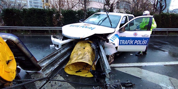 Şişli'de kaza! Polis aracı bariyere girdi