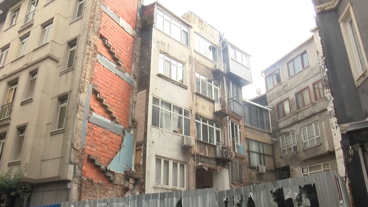Şişli'de korku dolu anlar! 6 katlı binanın duvarı çöktü, mahalleli deprem sandı
