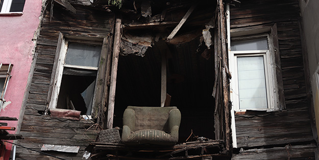 Şişli'de korkutan anlar! 2 katlı bina bir anda çöktü