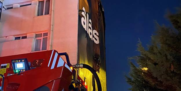 Şişli'de korkutan yangın! Binadaki reklam afişi alev alev yandı