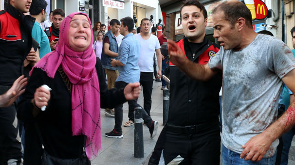 Şişli’de oğluna uyuşturucu satan adamı bıçakladı!