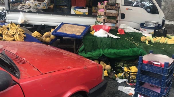Şişli’de otomobil pazar yerine daldı: Yaralılar var!