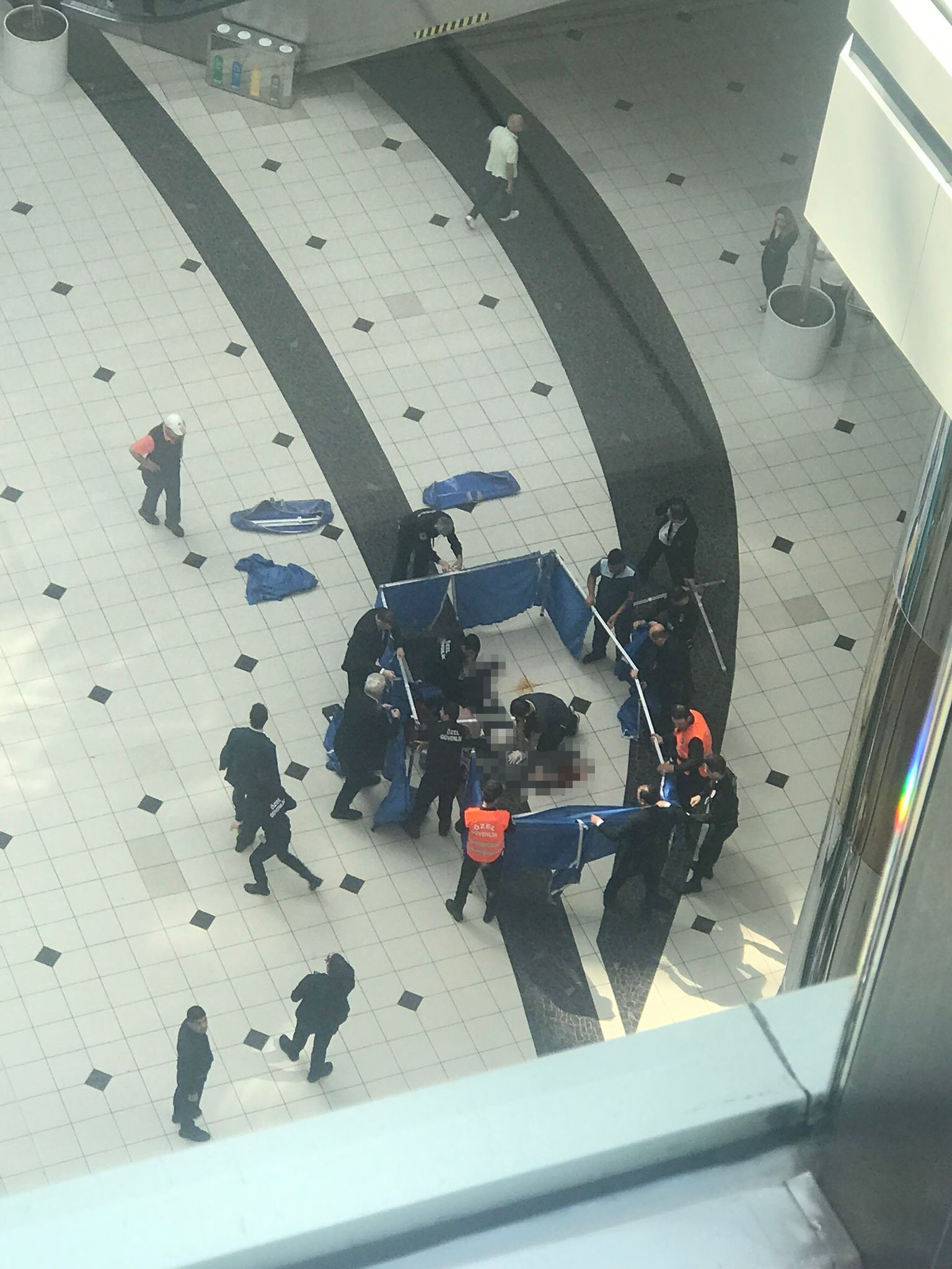Şişli’deki o AVM’de intihar! Kendisini 5. kattan aşaya bıraktı!