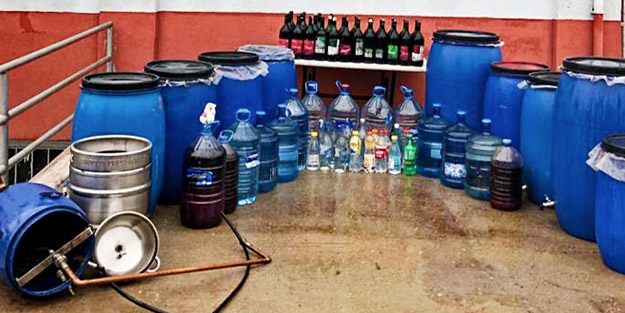 Sistem kurup yüzlerce litre kaçak içki üreten şahıs gözaltına alındı