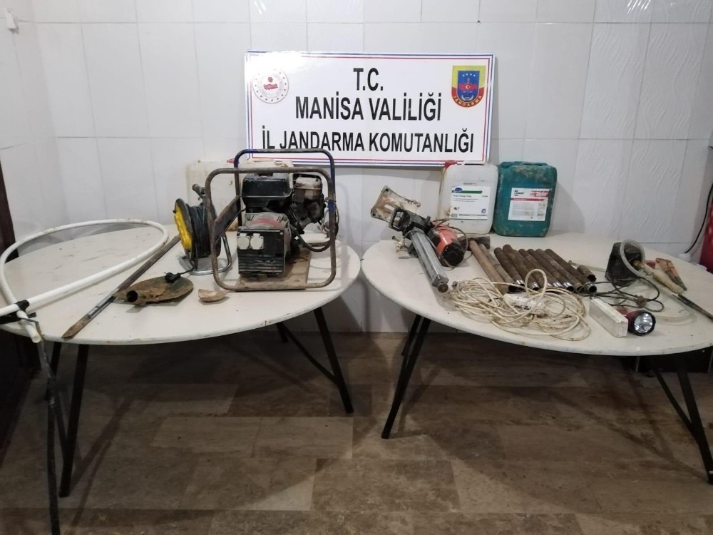 Sit alanında kaçak kazı yaparken yakalandılar 