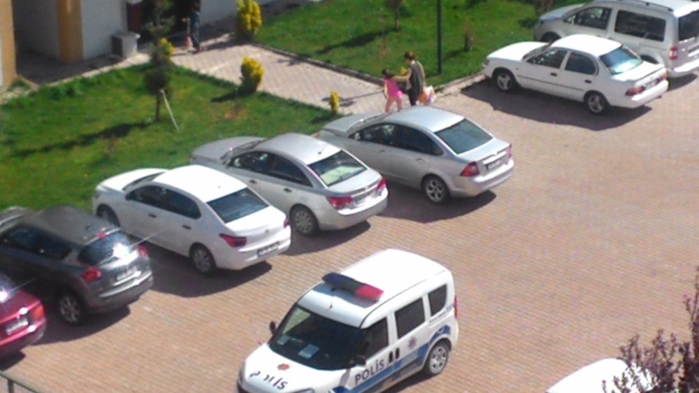Site bahçesine çıkan çocukları polis evlerine gönderdi 