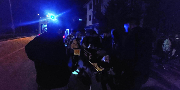 Site duvarına çarpan otomobil hurdaya döndü: 1'i ağır 2 yaralı