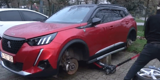 Site içindeki otomobilin 4 lastiğini çaldılar