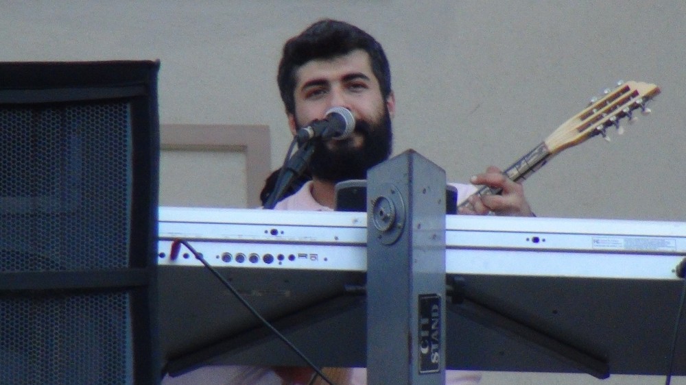 Site sakinlerine balkondan konser verdi 