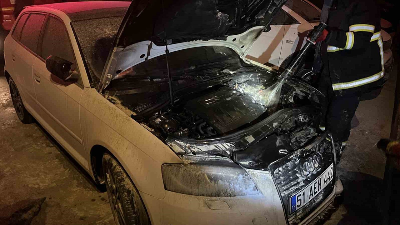 Sitenin otoparkında park halindeki otomobilde çıkan yangın söndürüldü