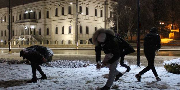 Sivas beyaza büründü vatandaşlar karın keyfini böyle çıkardı!