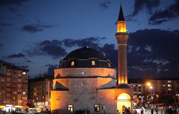 Sivas bugün teravih saat kaçta? Sivas yatsı namazı kaçta okunuyor?