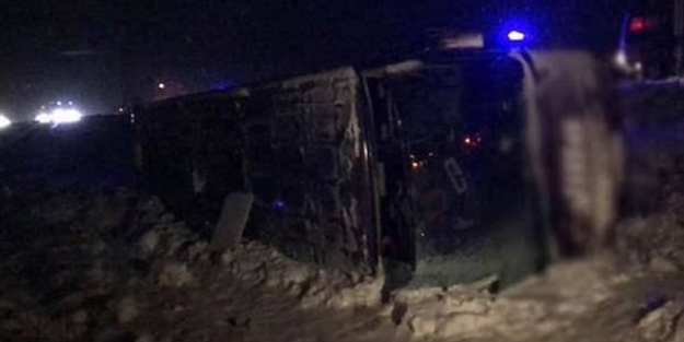 Sivas-Erzincan karayolunda otobüs devrildi: Çok sayıda yaralı var!