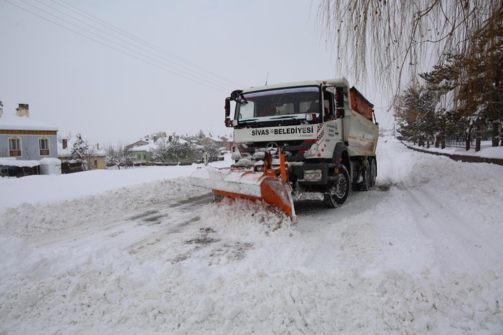 Sivas kent merkezinde kar temizleme çalışmaları aralıksız devam ediyor 