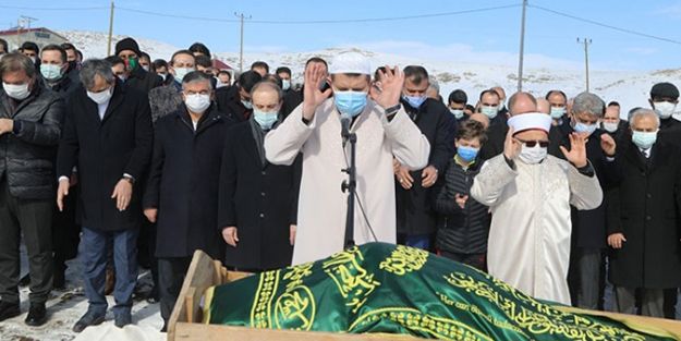 Sivas Valisi Ayhan, babasının cenaze namazını kıldırdı