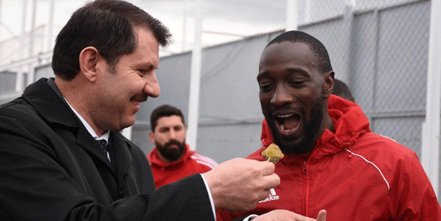 Sivas Valisi, Galatasaray maçı öncesi futbolculara sürpriz yaptı