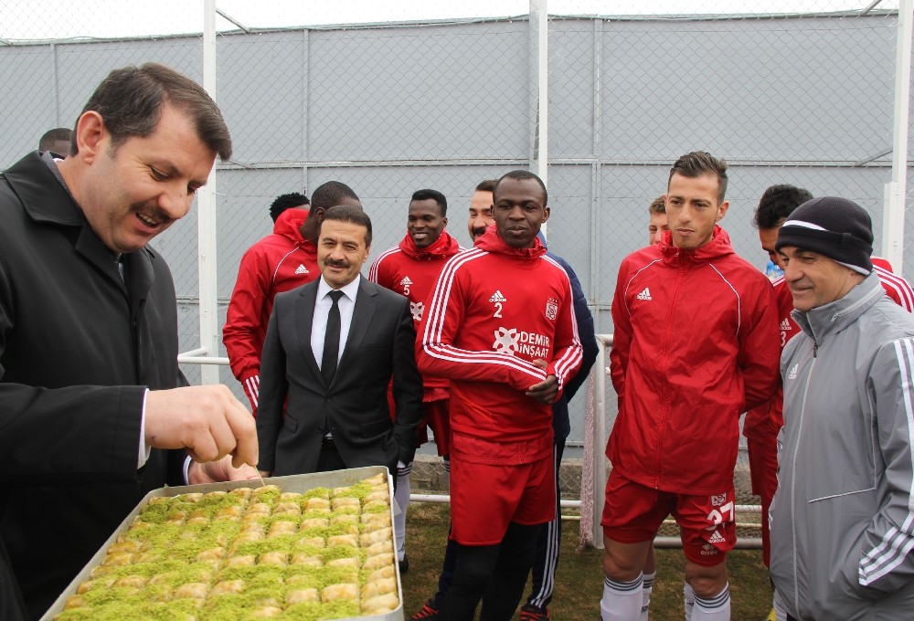 Sivas Valisi Salih Ayhan’dan Sivasspor’a baklava ikramı 
