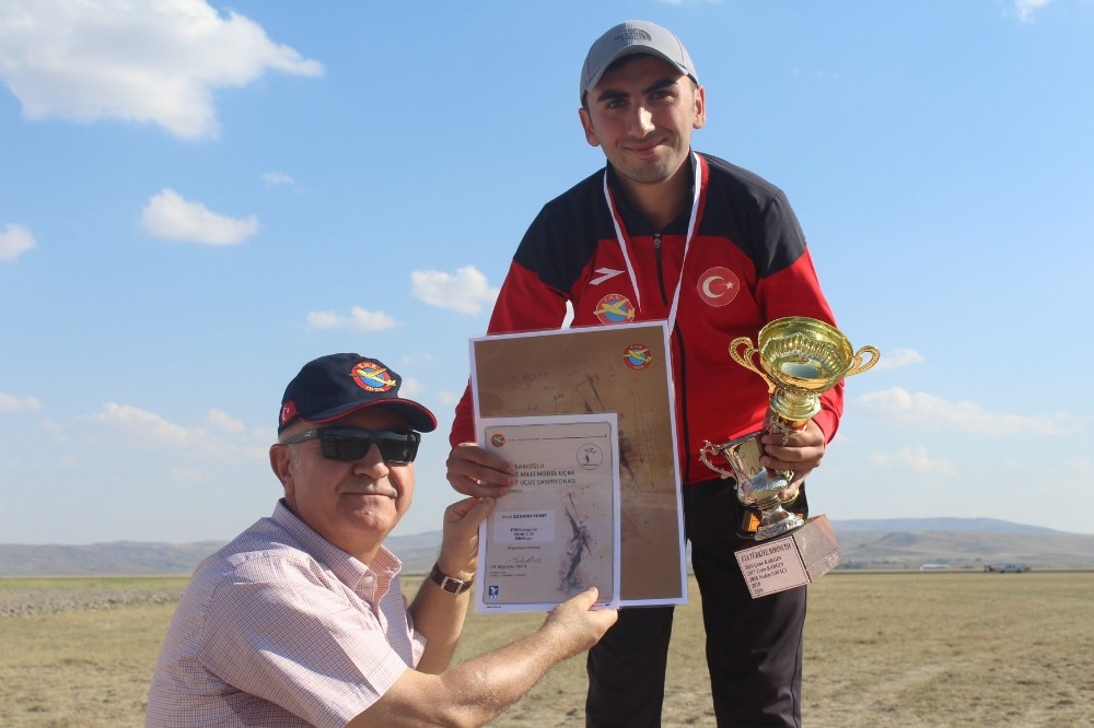 Sivaslı sporcu, model uçakta birinci oldu 
