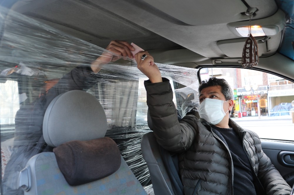 Sivaslı taksiciden Koronaya karşı 10 liralık çözüm 