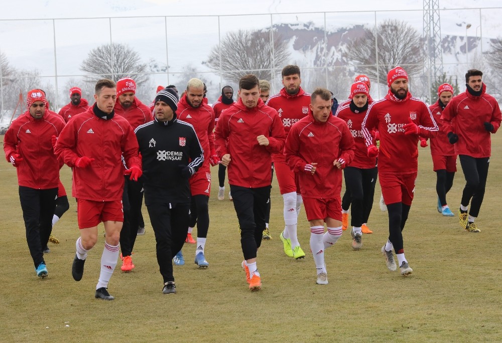 Sivasspor, Alanya mesaisini 3 eksikle sürdürdü 