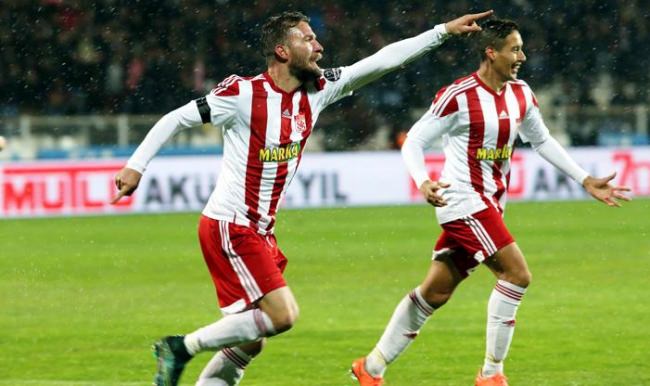 Sivasspor çok önemli 3 puanı kaptı