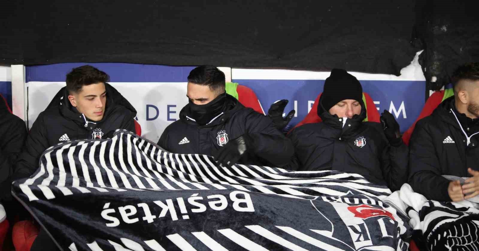 Sivasspor deplasmanı buz kesti! Beşiktaşlı futbolcular böyle korundu