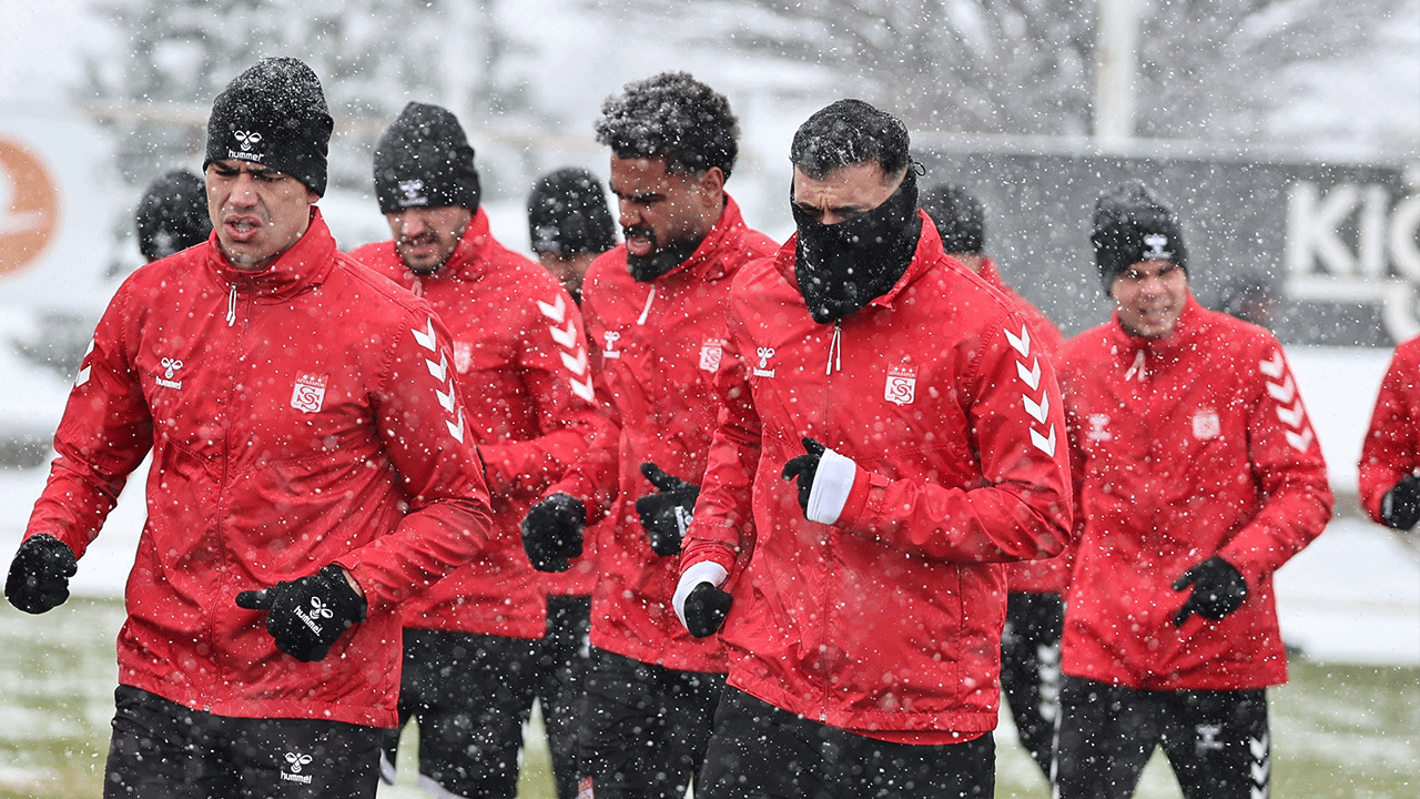 Sivasspor kar altında idman yaptı! Hazırlıklar hız kesmeden devam ediyor