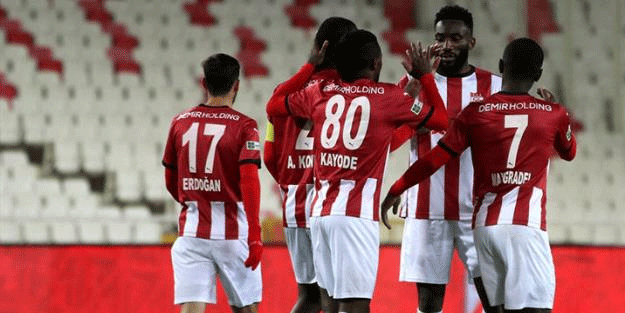 Sivasspor son dakika golüyle turladı