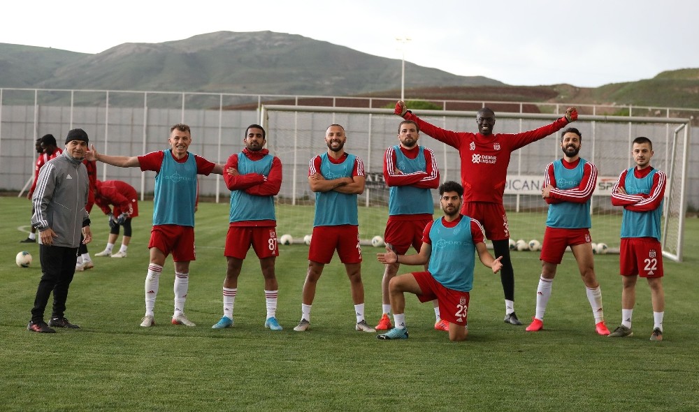 Sivasspor tam kadro çalıştı 
