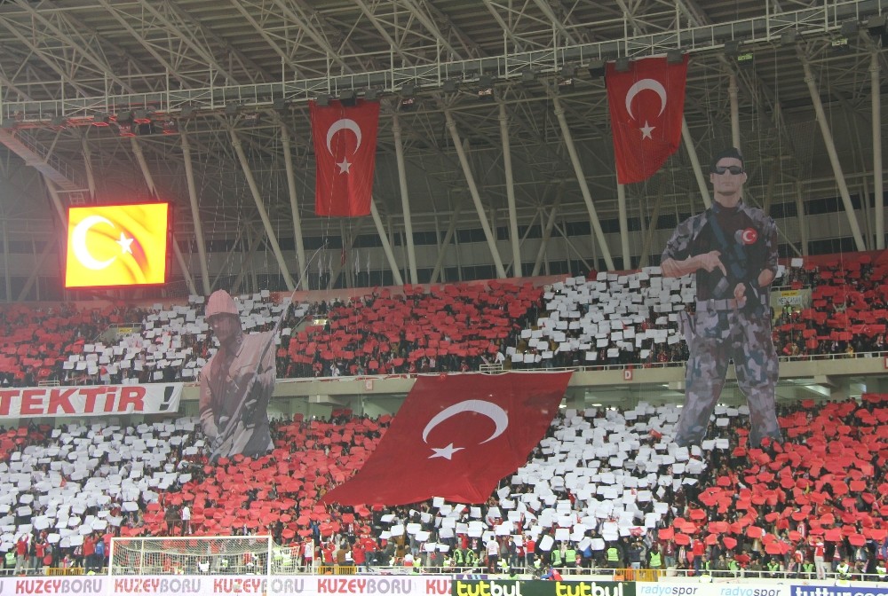 Sivasspor taraftarlarından müthiş koreografi 