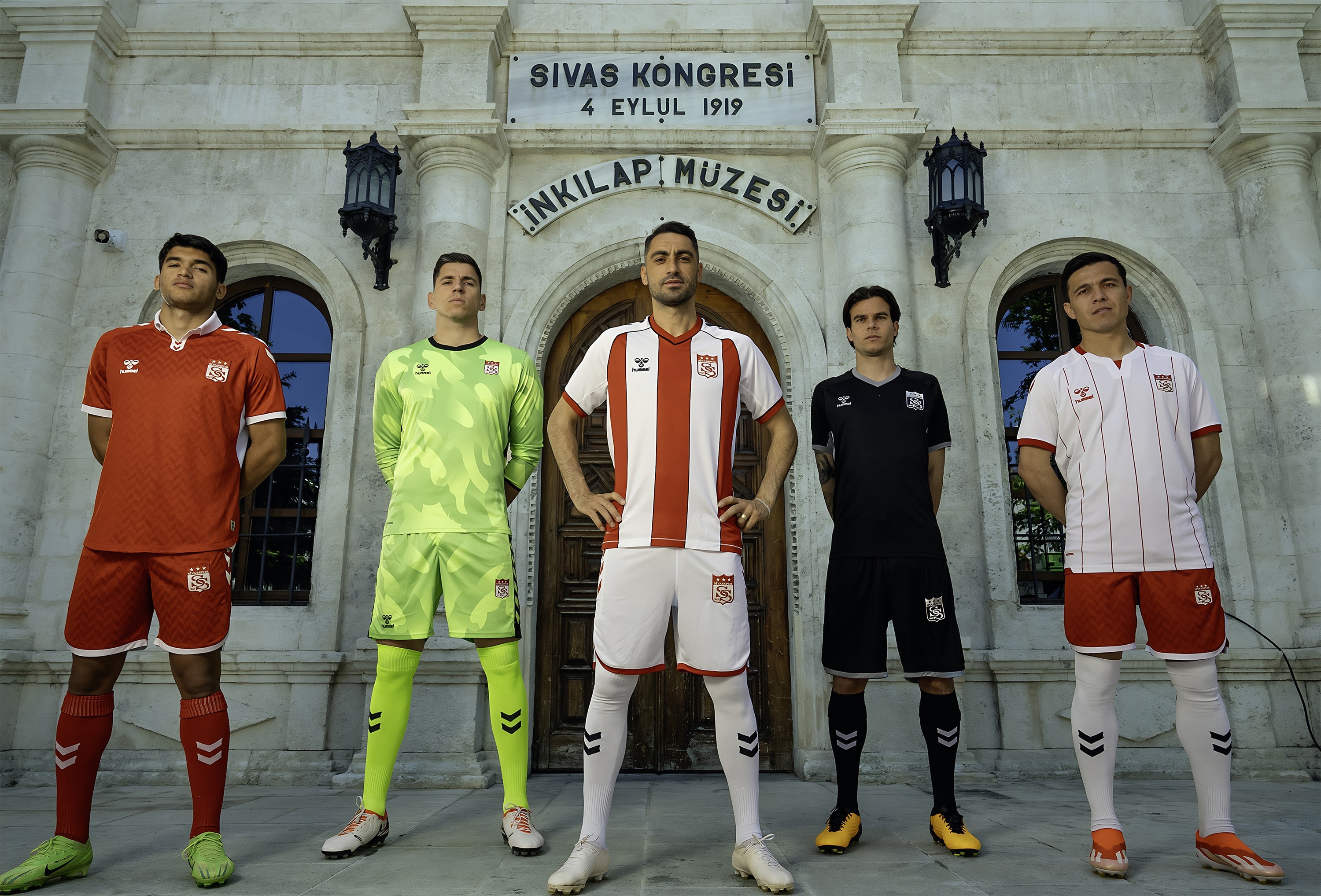 Sivasspor yeni sezon formalarını tanıttı!