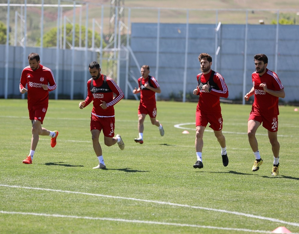Sivasspor yoğun tempoda çalışıyor 