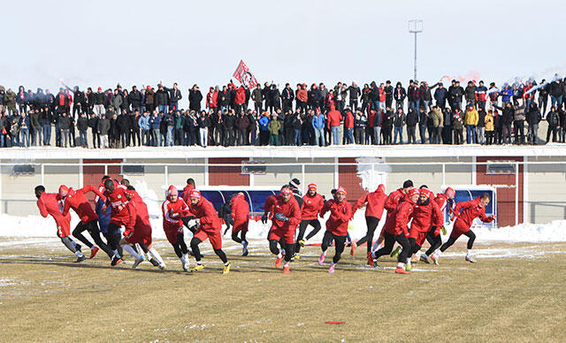 Sivasspor’a eksi 7 derecede taraftar morali! Yüzlercesi geldi...