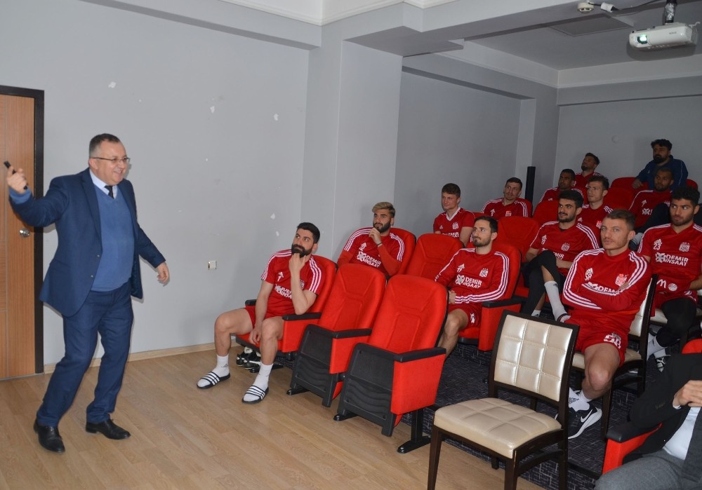 Sivasspor’da futbolculara korona virüs eğitimi verildi 
