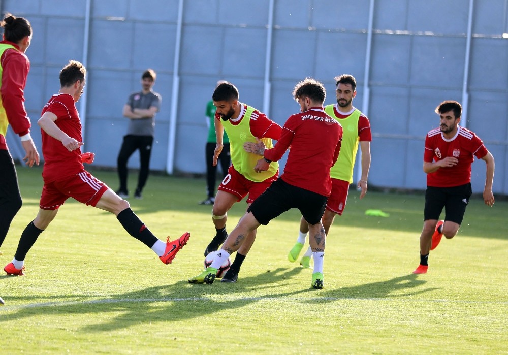 Sivasspor’da izin yok, idman var! 