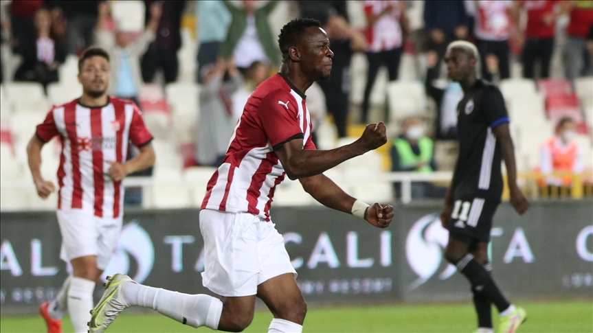 Sivasspor'da Leke James'in omurga kemiğinde kırık tespit edildi