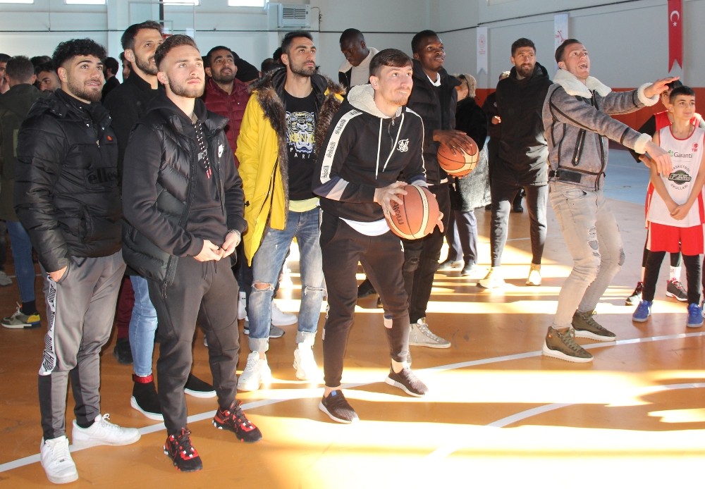 Sivassporlu futbolcular basketbol oynadı 