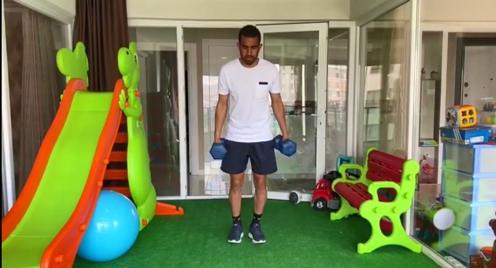 Sivassporlu futbolcular evinde idman yapıyor 