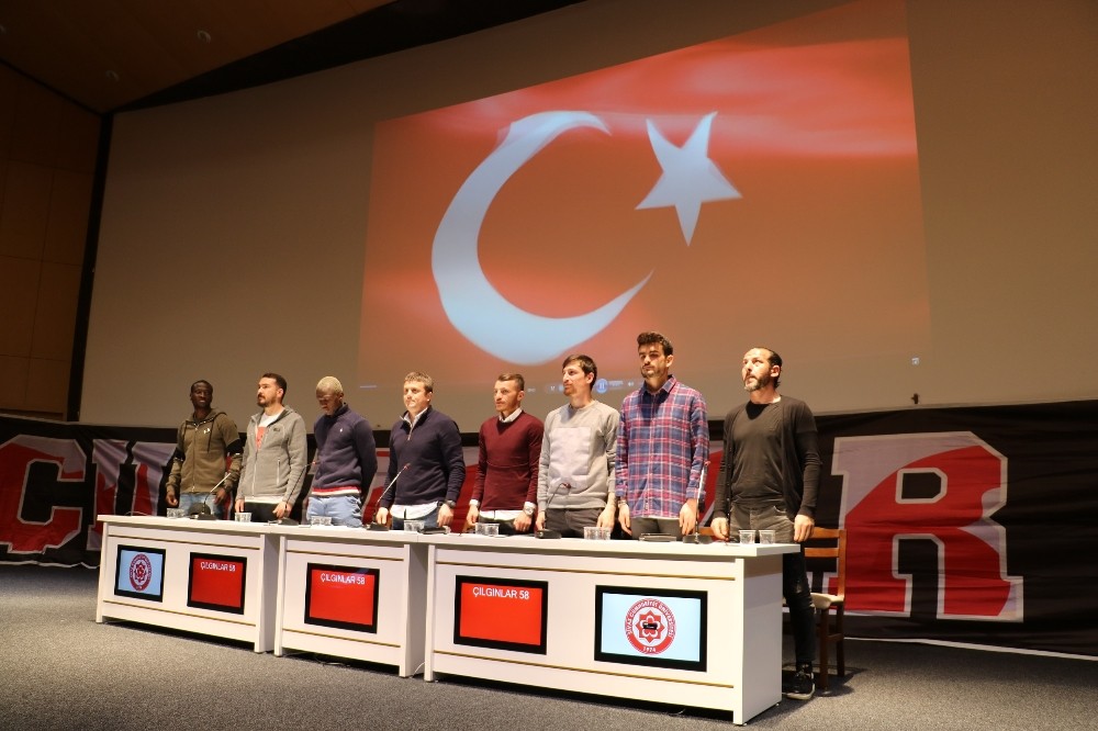 Sivassporlu futbolcular öğrencilerle buluştu 