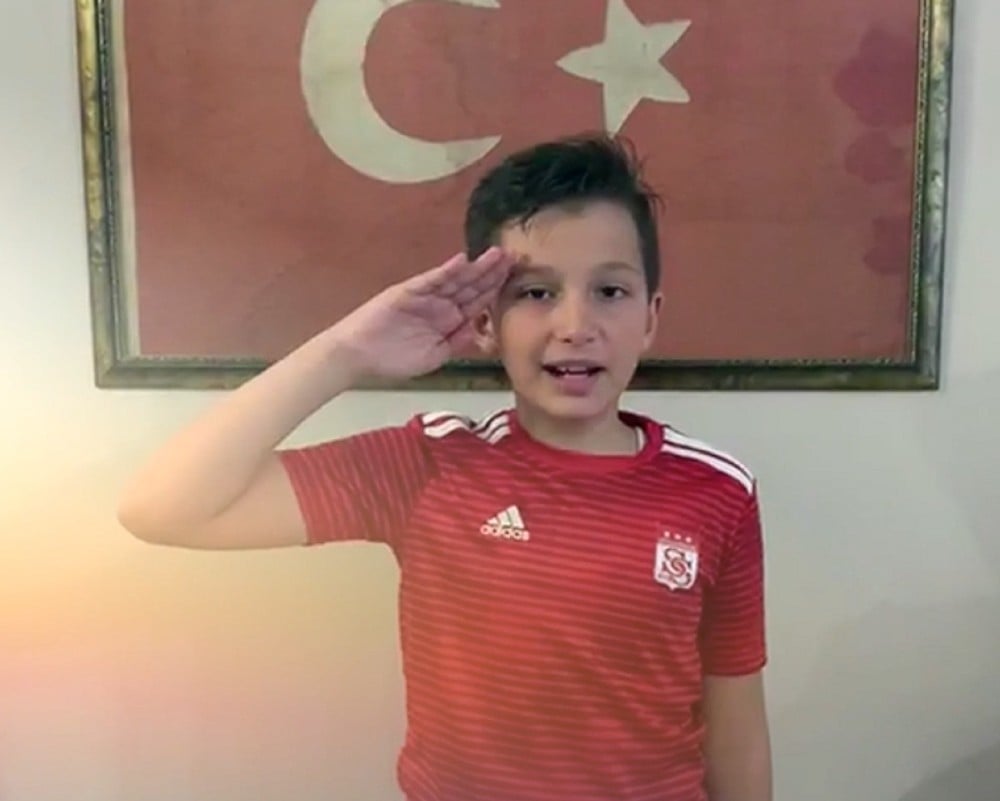 Sivasspor’un minik taraftarından 23 Nisan kutlaması 