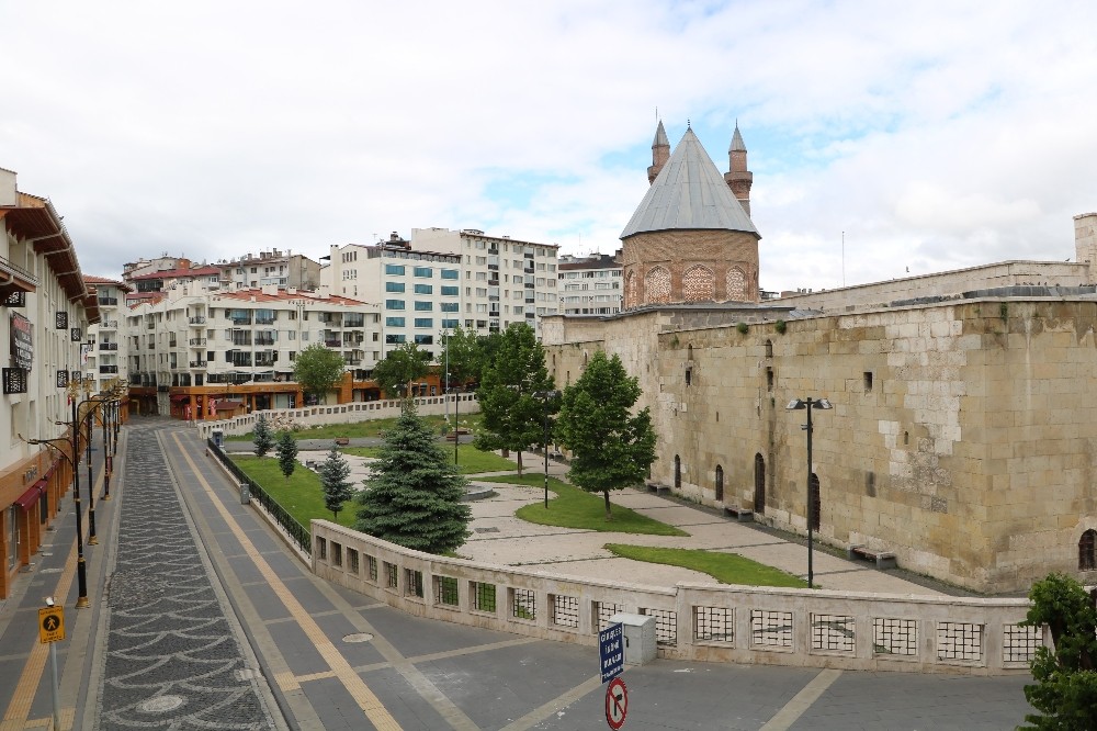 Sivas’ta caddeler ve sokaklar boş kaldı 