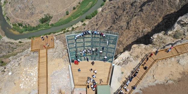 Sivas'ta cam seyir terası ziyarete açıldı