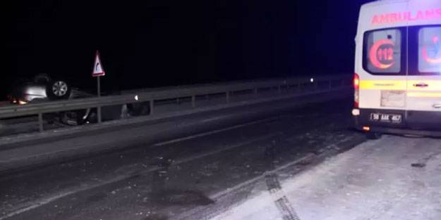 Sivas'ta devrilen otomobildeki 5 kişi yaralandı