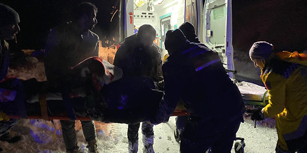 Sivas'ta ekipler, kar nedeniyle yolu kapanan köydeki hasta için seferber oldu