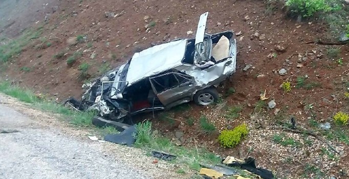 Sivas'ta feci kaza! Otomobil şarampole yuvarlandı