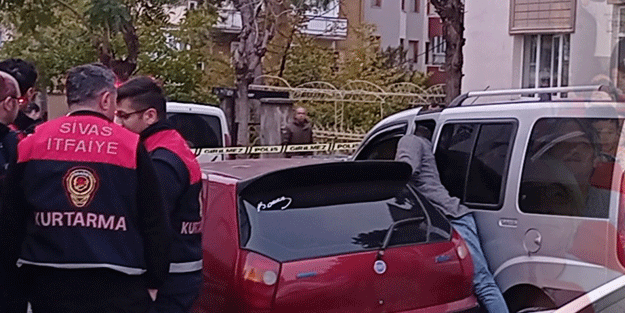 Sivas’ta feci olay: İki otomobilin arasında sıkışarak hayatını kaybetti