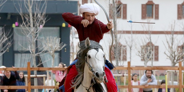 Sivas'ta geleneksel atlı okçuluk gösterisi