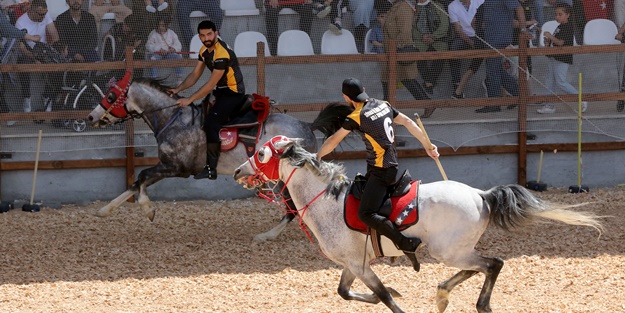Sivas'ta geleneksel atlı okçuluk ve cirit gösterisi