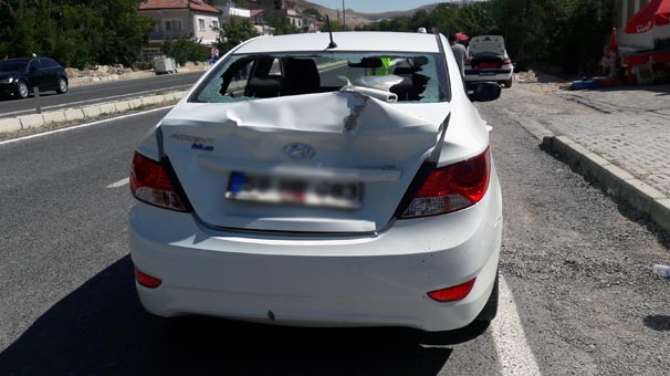 Sivas'ta geri geri giden sürücü baba ile kızını ezdi